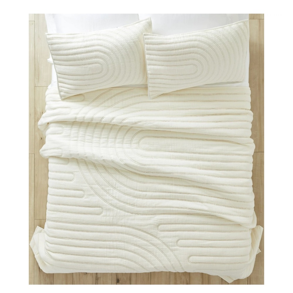 Better Homes & Gardens White Textured Arched Cotton Quilt, King
